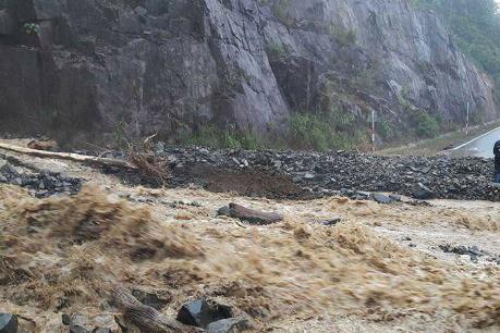 Tuyến đường Đà Lạt - Nha Trang vẫn ách tắc do ảnh hưởng mưa bão
