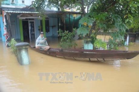 Đà Nẵng: 7/11 xã giao thông vẫn bị chia cắt, nhiều nhà dân còn ngập sâu