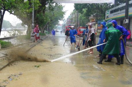 Nước lũ lên trở lại, nhiều tuyến đường ở thành phố Huế vẫn ngập
