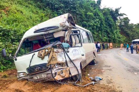 Hai xe khách chạy ngược chiều đâm nhau trên Quốc lộ 12