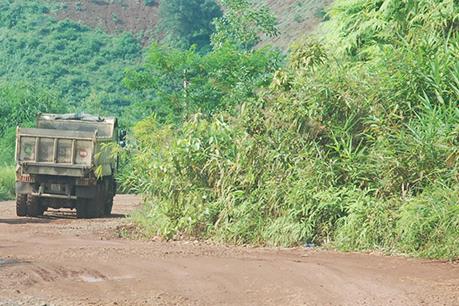 Xe tuồn cát sông Đồng Nai "phá" đường cứu hộ Sao Bọng, Bình Phước