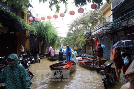 Tổng dọn vệ sinh môi trường tại phố cổ Hội An sau bão lũ