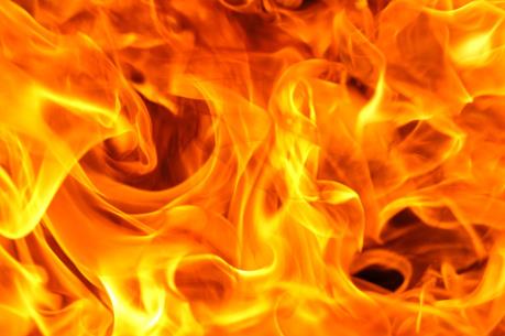 Cháy nhà gỗ, ba bố con tử vong