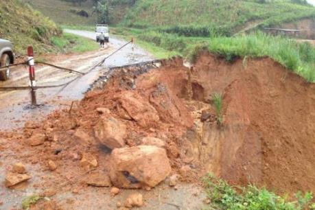 Xe ô tô và máy xúc bị hất văng xuống vực sâu do sạt lở đất đá