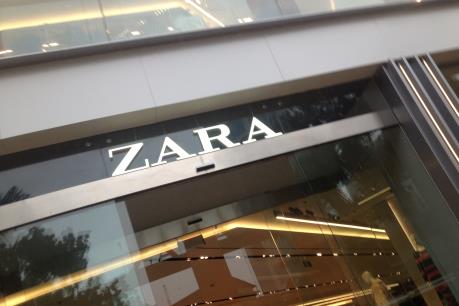 HOT: Zara Hà Nội khai trương ngày mưa gió vẫn đông khách 