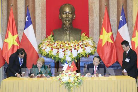 Tổng thống Chile rời Hà Nội đi dự các hoạt động trong Tuần lễ Cấp cao APEAPEC tại Đà Nẵng