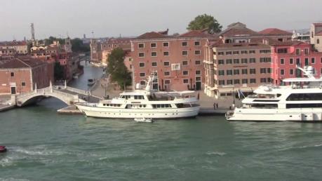 Italy cấm tàu du lịch lớn đi qua trung tâm thành phố Venice
