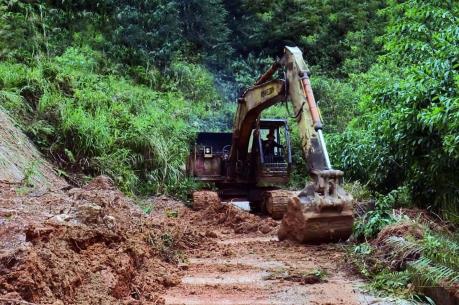 Một số địa phương ở Bình Định vẫn còn bị chia cắt do sạt lở đất
