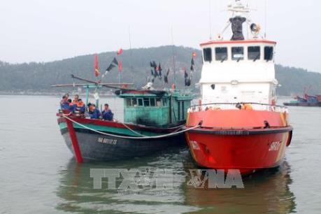 Cứu nạn 13 thuyền viên tàu cá bị nạn ngoài khơi đảo Hòn Ngư