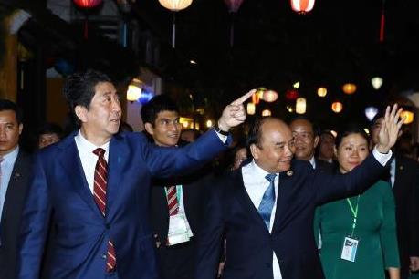 Thủ tướng Nguyễn Xuân Phúc và Thủ tướng Nhật Bản Shinzo Abe tham quan phố cổ Hội An