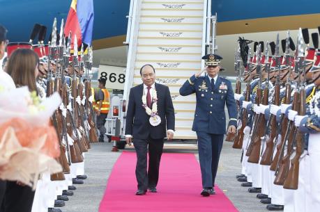 Thủ tướng Nguyễn Xuân Phúc đến Philippines bắt đầu tham dự ASEAN-31