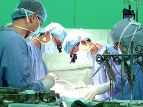 Phẫu thuật cắt thành công khối u 2 kg tại vùng cổ