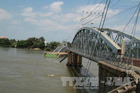 Xét xử vụ sà lan đâm sập cầu Ghềnh: Trả hồ sơ yêu cầu điều tra bổ sung