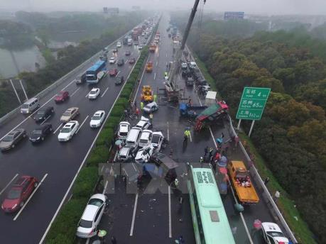 Hơn 30 xe các loại đâm nhau liên hoàn ở Trung Quốc gần 40 người thương vong