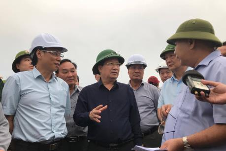 Phó Thủ tướng Trịnh Đình Dũng kiểm tra công tác phòng chống bão số 14 tại Khánh Hòa