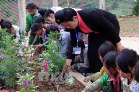 Trường học là nhà, thầy cô là cha mẹ