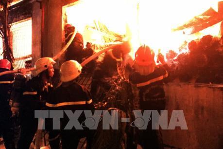 Cháy trường học ở Tp. Hồ Chí Minh, hàng trăm học sinh phải di tản ra ngoài