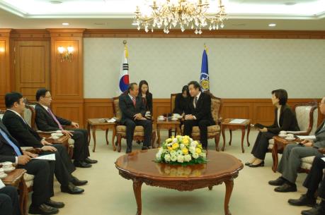 Phó Thủ tướng thường trực Trương Hòa Bình hội kiến Thủ tướng Hàn Quốc Lee Nak-yon