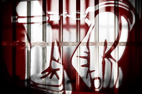 Bị mắng, con ruột bỏ thuốc độc vào rượu của cha 