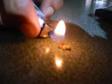 Thu giữ gạo từ thiện khi đem đốt thì bốc cháy và kết dính với nhau