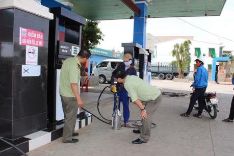 Tây Ninh đề nghị xử phạt 4 doanh nghiệp kinh doanh xăng dầu kém chất lượng