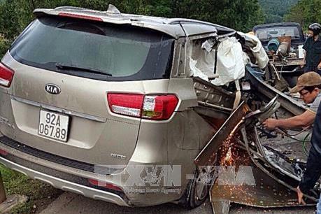 Quảng Nam: Xe ô tô 7 chỗ đâm vào taluy ven đường làm 4 người thương vong