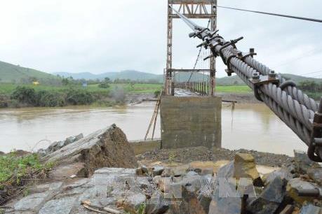 Đắk Lắk: Sập mố cầu treo, gần 1.200 hộ dân bị cô lập