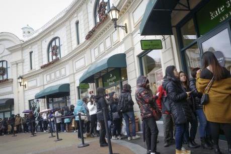 Hàng tỷ euro tung ra trong dịp mua sắm cuối tuần tại châu Âu