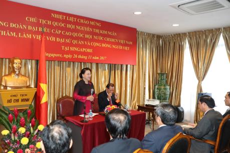 Chủ tịch Quốc hội Nguyễn Thị Kim Ngân làm việc với Đại sứ quán Việt Nam tại Singapore