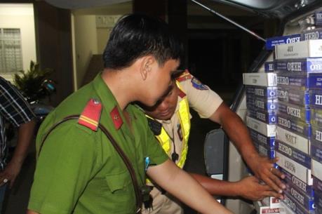 Bắt giữ xe ô tô vận chuyển trên 3.600 bao thuốc lá lậu