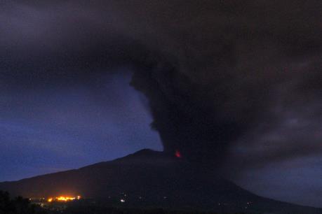 Indonesia nâng cảnh báo núi lửa Agung lên mức cao nhất