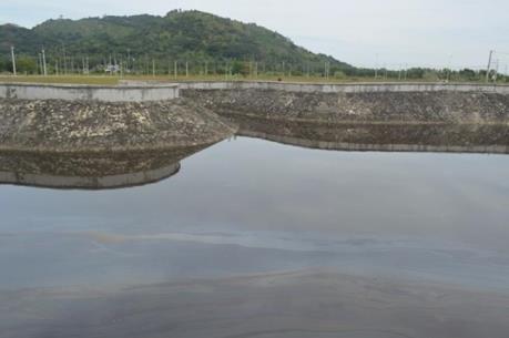 Bắt quả tang xe xả trộm dầu nhớt cặn ra suối, hồ nước