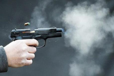 Nam thanh niên bịt mặt dùng súng tự chế bắn vào ngân hàng Agribank