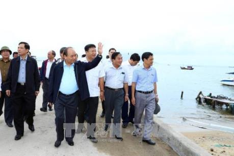 Thủ tướng Nguyễn Xuân Phúc thị sát công tác khắc phục hậu quả cơn bão số 12 tại Khánh Hòa
