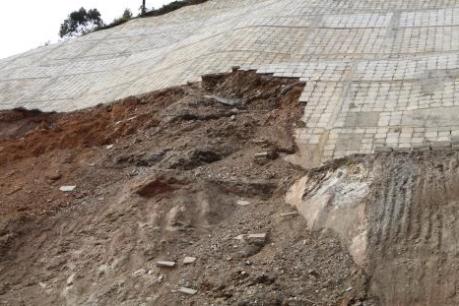 Thi công vào mùa mưa: dự án đường Hồ Chí Minh qua Bắc Kạn bị sụt trượt nghiêm trọng