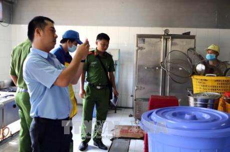 Hơn 100 công nhân ở Bến Tre nhập viện sau bữa ăn chiều: Nghi do ngộ độc thực phẩm