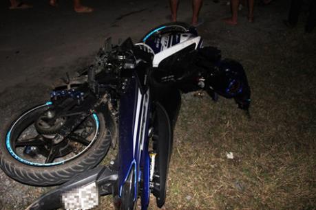 Tin mới nhất về cảnh sát giao thông bị xe mô tô vi phạm đâm trên đường cao tốc