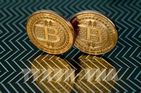 Bitcoin xác lập mức cao kỷ lục mới 12.205,46 USD