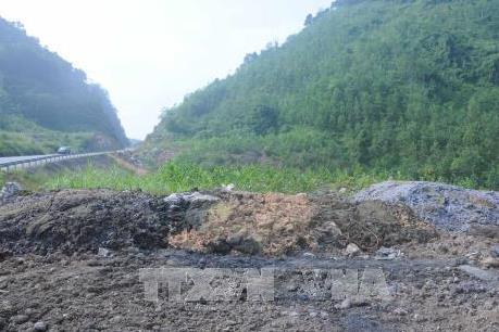 Bắt quả tang hành vi đổ bùn thải công nghiệp sai quy định