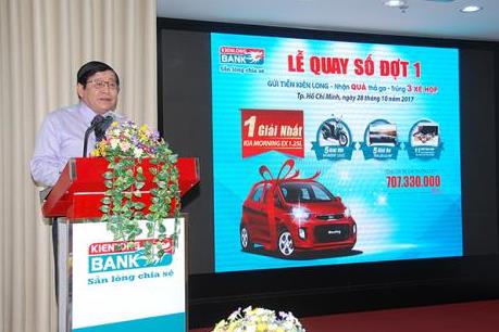 Kienlongbank quay số để xác định 22 khách hàng trúng thưởng đợt 2