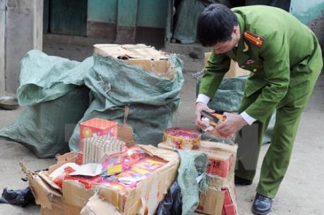 Bắt giữ đối tượng vận chuyển, tàng trữ lượng lớn pháo lậu
