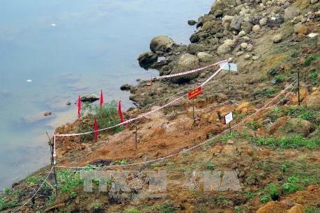 Phát hiện quả bom sót lại sau chiến tranh tại bãi đất gần sông Lô   ​