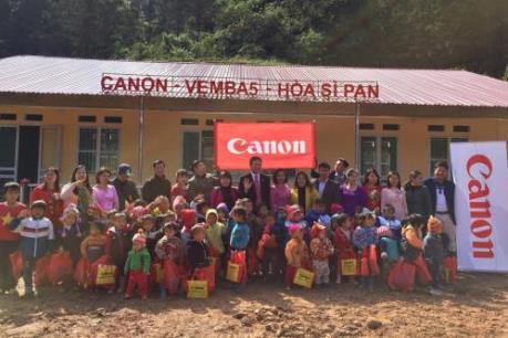Canon mang mùa đông ấm áp đến với học sinh nơi địa đầu Tổ quốc
