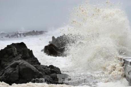 Bão Kai-tak di chuyển theo hướng Tây Tây Nam và có khả năng mạnh hơn