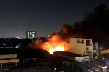 Thành phố Hồ Chí Minh: Cháy lớn ở xưởng nệm mút