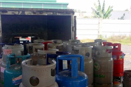 Xử phạt một doanh nghiệp do sang chiết gas trái phép