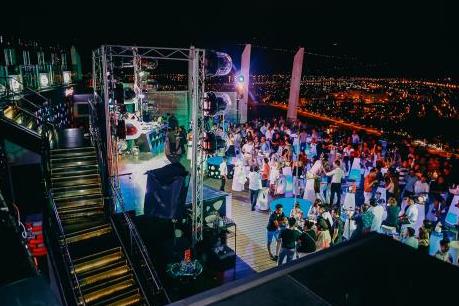 Sôi động trọn từng giây cùng tiệc Giáng sinh pha lê tại SKY36