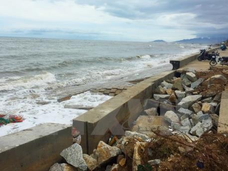 Sóng biển đánh sập nhiều đoạn đê kè chắn sóng ở Ninh Thuận