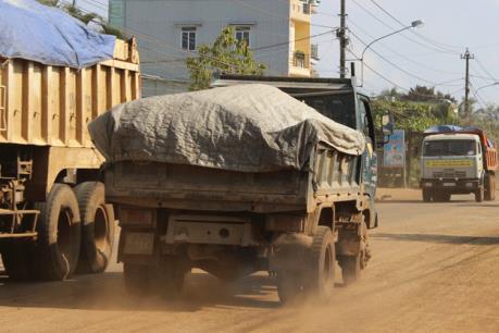 Quảng Ninh:  Xử lý "êm thấm" lập rào chắn ngăn xe chở đất gây ô nhiễm