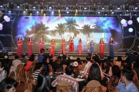 Choáng ngợp show trình diễn áo dài dát vàng 